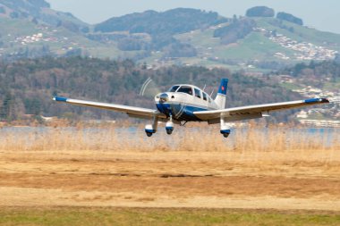 Wangen-Lachen, İsviçre, 8 Mart 2025 HB-PPK Piper Archer III pervane uçağı 26 nolu piste iniyor.