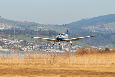 Wangen-Lachen, İsviçre, 8 Mart 2025 HB-PPK Piper Archer III pervane uçağı 26 nolu piste iniyor.