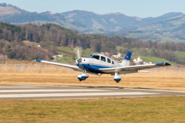 Wangen-Lachen, İsviçre, 8 Mart 2025 HB-PPK Piper Archer III pervane uçağı 26 nolu piste iniyor.