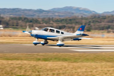 Wangen-Lachen, İsviçre, 8 Mart 2025 HB-PPK Piper Archer III pervane uçağı 26 nolu piste iniyor.