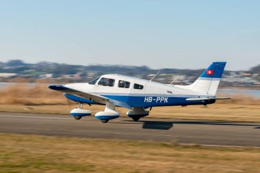Wangen-Lachen, İsviçre, 8 Mart 2025 HB-PPK Piper Archer III pervane uçağı 26 nolu piste iniyor.