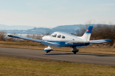 Wangen-Lachen, İsviçre, 8 Mart 2025 HB-PPK Piper Archer III pervane uçağı 26 nolu piste iniyor.