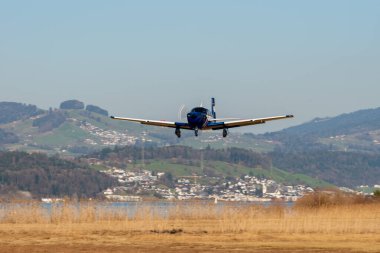 Wangen-Lachen, İsviçre, 8 Mart 2025 HB-DIH Mooney M20J pervane uçağı 26 numaralı piste iniyor.