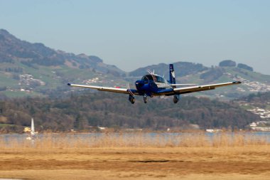 Wangen-Lachen, İsviçre, 8 Mart 2025 HB-DIH Mooney M20J pervane uçağı 26 numaralı piste iniyor.