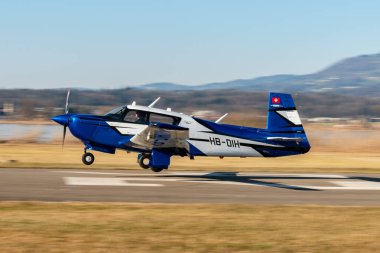 Wangen-Lachen, İsviçre, 8 Mart 2025 HB-DIH Mooney M20J pervane uçağı 26 numaralı piste iniyor.