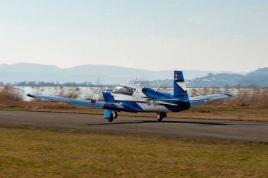 Wangen-Lachen, İsviçre, 8 Mart 2025 HB-DIH Mooney M20J pervane uçağı 26 numaralı piste iniyor.