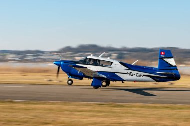 Wangen-Lachen, İsviçre, 8 Mart 2025 HB-DIH Mooney M20J pervane uçağı 26 numaralı piste iniyor.