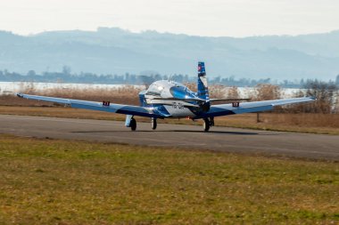 Wangen-Lachen, İsviçre, 8 Mart 2025 HB-DIH Mooney M20J pervane uçağı 26 numaralı piste iniyor.