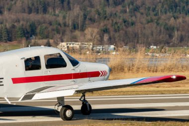 Wangen-Lachen, İsviçre, 8 Mart 2025 HB-POE Piper Cadet pervane uçağı kalkış pozisyonuna geçiyor.