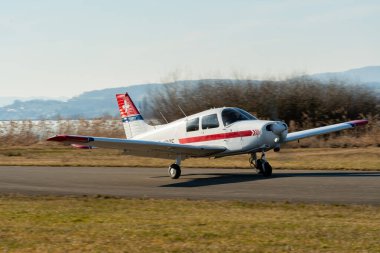 Wangen-Lachen, İsviçre, 8 Mart 2025 HB-POE Piper Cadet pervane uçağı kalkış pozisyonuna geçiyor.