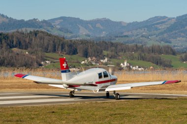 Wangen-Lachen, İsviçre, 8 Mart 2025 HB-POE Piper Cadet pervane uçağı kalkış pozisyonuna geçiyor.