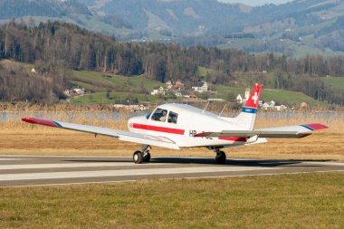 Wangen-Lachen, İsviçre, 8 Mart 2025 HB-POE Piper Cadet pervane uçağı kalkış pozisyonuna geçiyor.