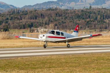 Wangen-Lachen, İsviçre, 8 Mart 2025 HB-POE Piper Cadet pervane uçağı kalkıyor.