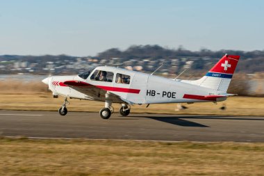 Wangen-Lachen, İsviçre, 8 Mart 2025 HB-POE Piper Cadet pervane uçağı kalkıyor.