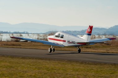 Wangen-Lachen, İsviçre, 8 Mart 2025 HB-POE Piper Cadet pervane uçağı kalkıyor.
