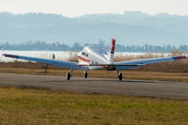 Wangen-Lachen, İsviçre, 8 Mart 2025 HB-POE Piper Cadet pervane uçağı kalkıyor.
