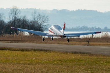 Wangen-Lachen, İsviçre, 8 Mart 2025 HB-POE Piper Cadet pervane uçağı kalkıyor.