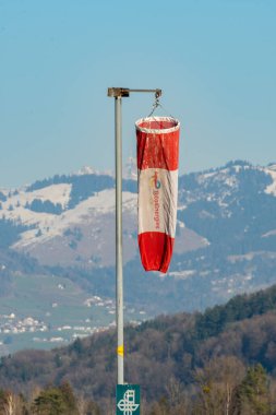 Wangen-Lachen, İsviçre, 8 Mart 2025 Havaalanında arka planda Alpler olan rüzgar çorabı.
