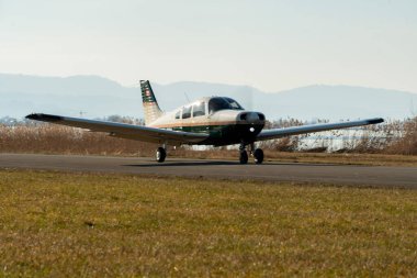 Wangen-Lachen, İsviçre, 8 Mart 2025 HB-PRL Piper Savaşçı III pervane uçağı kalkış pozisyonuna geçiyor.