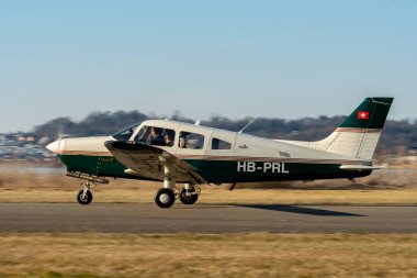 Wangen-Lachen, İsviçre, 8 Mart 2025 HB-PRL Piper Savaşçısı III pervane uçağı 26 nolu pistten kalkıyor.