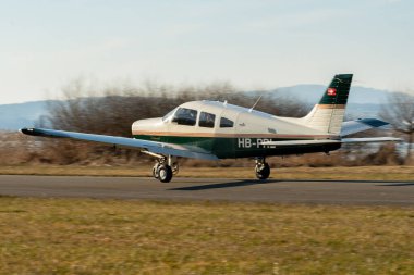 Wangen-Lachen, İsviçre, 8 Mart 2025 HB-PRL Piper Savaşçısı III pervane uçağı 26 nolu pistten kalkıyor.
