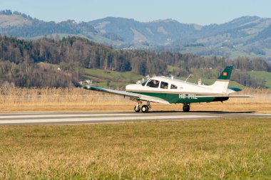 Wangen-Lachen, İsviçre, 8 Mart 2025 HB-PRL Piper Savaşçı III pervane uçağı kalkış pozisyonuna geçiyor.