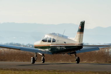 Wangen-Lachen, İsviçre, 8 Mart 2025 HB-PRL Piper Savaşçısı III pervane uçağı 26 nolu pistten kalkıyor.