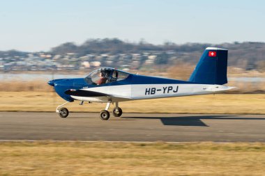 Wangen-Lachen, İsviçre, 8 Mart 2025 HB-YPJ Vans RV-12iS pervane uçağı 26 nolu pistten kalkıyor.