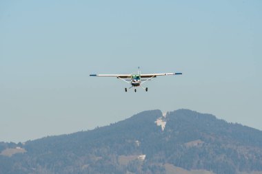 Wangen-Lachen, İsviçre, 8 Mart 2025 HB-CIX Cessna F152 pervane uçağı 26 nolu piste iniyor.