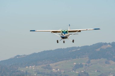 Wangen-Lachen, İsviçre, 8 Mart 2025 HB-CIX Cessna F152 pervane uçağı 26 nolu piste iniyor.