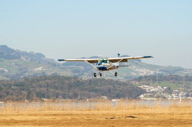 Wangen-Lachen, İsviçre, 8 Mart 2025 HB-CIX Cessna F152 pervane uçağı 26 nolu piste iniyor.