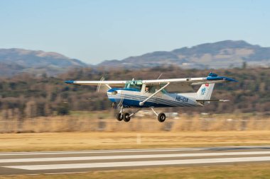 Wangen-Lachen, İsviçre, 8 Mart 2025 HB-CIX Cessna F152 pervane uçağı 26 nolu piste iniyor.