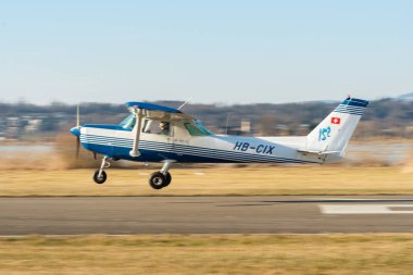Wangen-Lachen, İsviçre, 8 Mart 2025 HB-CIX Cessna F152 pervane uçağı 26 nolu piste iniyor.