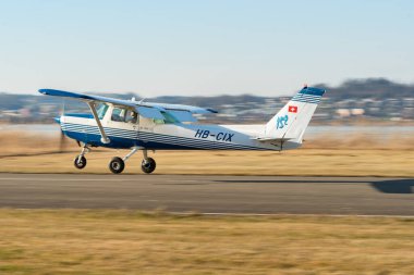 Wangen-Lachen, İsviçre, 8 Mart 2025 HB-CIX Cessna F152 pervane uçağı 26 nolu piste iniyor.