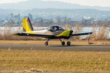 Wangen-Lachen, İsviçre, 8 Mart 2025 HB-YVC Vans RV-12iS pervane uçağı kalkış pozisyonuna geçiyor.