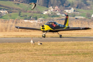 Wangen-Lachen, İsviçre, 8 Mart 2025 HB-YVC Vans RV-12iS pervane uçağı 26 nolu pistten kalkıyor.