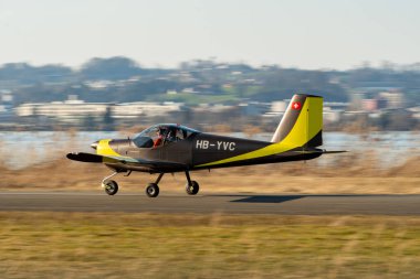 Wangen-Lachen, İsviçre, 8 Mart 2025 HB-YVC Vans RV-12iS pervane uçağı 26 nolu pistten kalkıyor.