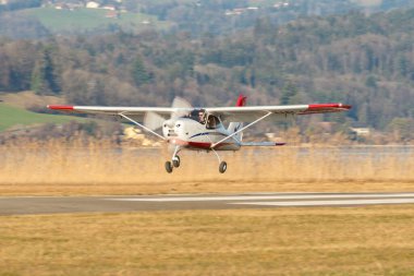Wangen-Lachen, İsviçre, 8 Mart 2025 HB-KMH Tecnam P2008JC pervane uçağı 26 nolu piste iniyor.
