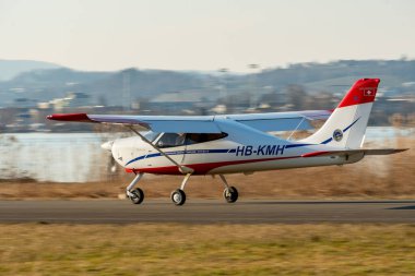 Wangen-Lachen, İsviçre, 8 Mart 2025 HB-KMH Tecnam P2008JC pervane uçağı 26 nolu piste iniyor.