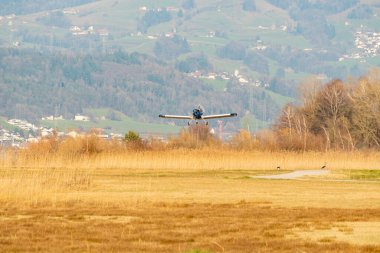 Wangen-Lachen, İsviçre, 8 Mart 2025 HB-YPJ Vans RV-12iS pervane uçağı 26 nolu piste iniyor.