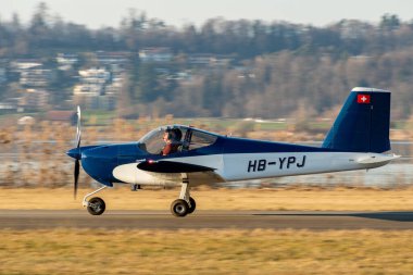 Wangen-Lachen, İsviçre, 8 Mart 2025 HB-YPJ Vans RV-12iS pervane uçağı 26 nolu piste iniyor.