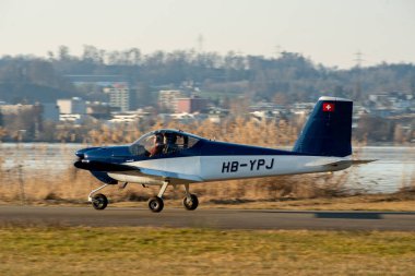 Wangen-Lachen, İsviçre, 8 Mart 2025 HB-YPJ Vans RV-12iS pervane uçağı 26 nolu piste iniyor.