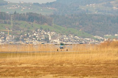 Wangen-Lachen, İsviçre, 8 Mart 2025 HB-CNS Cessna F152 pervane uçağı kalkış pozisyonuna geçiyor.