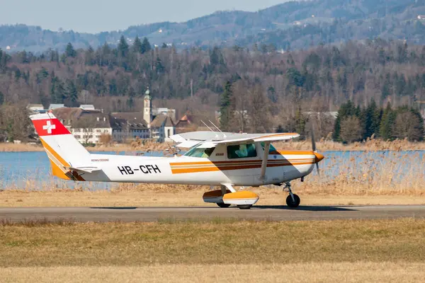 Wangen-Lachen, İsviçre, 8 Mart 2025 HB-CFH Reims Cessna F152 pervane uçağı kalkış pozisyonuna geçiyor.