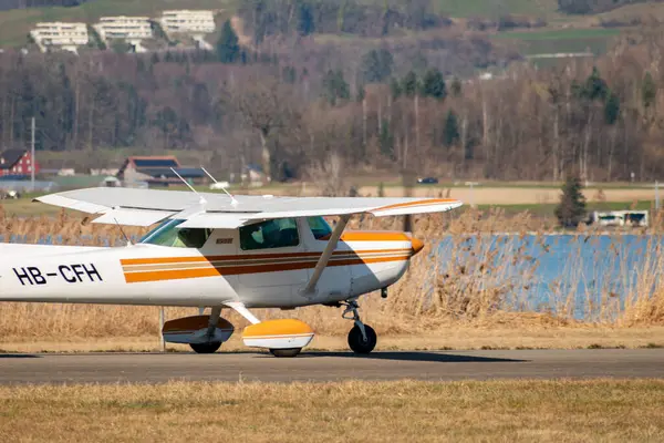 Wangen-Lachen, İsviçre, 8 Mart 2025 HB-CFH Reims Cessna F152 pervane uçağı kalkış pozisyonuna geçiyor.