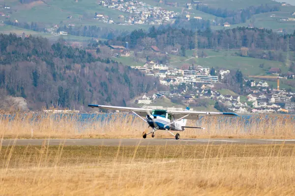 Wangen-Lachen, İsviçre, 8 Mart 2025 HB-CIY Cessna F152 pervaneli uçağı 26 nolu piste indi.