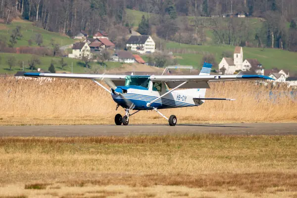 Wangen-Lachen, İsviçre, 8 Mart 2025 HB-CIY Cessna F152 pervaneli uçağı 26 nolu piste indi.
