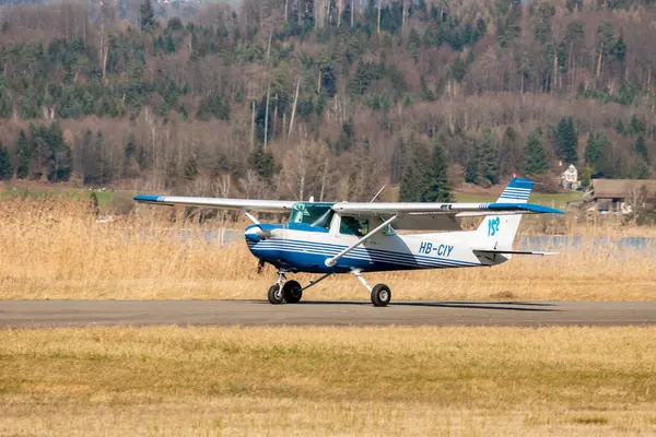 Wangen-Lachen, İsviçre, 8 Mart 2025 HB-CIY Cessna F152 pervaneli uçağı 26 nolu piste indi.