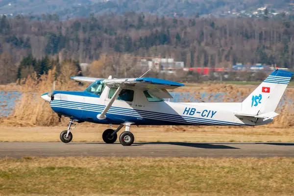 Wangen-Lachen, İsviçre, 8 Mart 2025 HB-CIY Cessna F152 pervaneli uçağı 26 nolu piste indi.