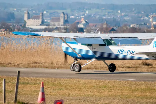 Wangen-Lachen, İsviçre, 8 Mart 2025 HB-CIY Cessna F152 pervaneli uçağı 26 nolu piste indi.
